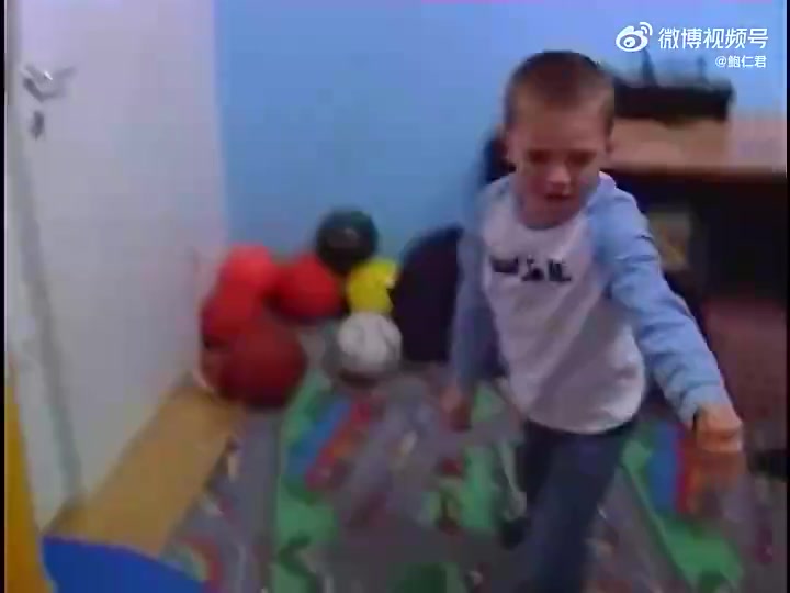 年齡差東契奇小時(shí)候家中打球錄像那時(shí)候詹姆斯已經(jīng)在打NBA