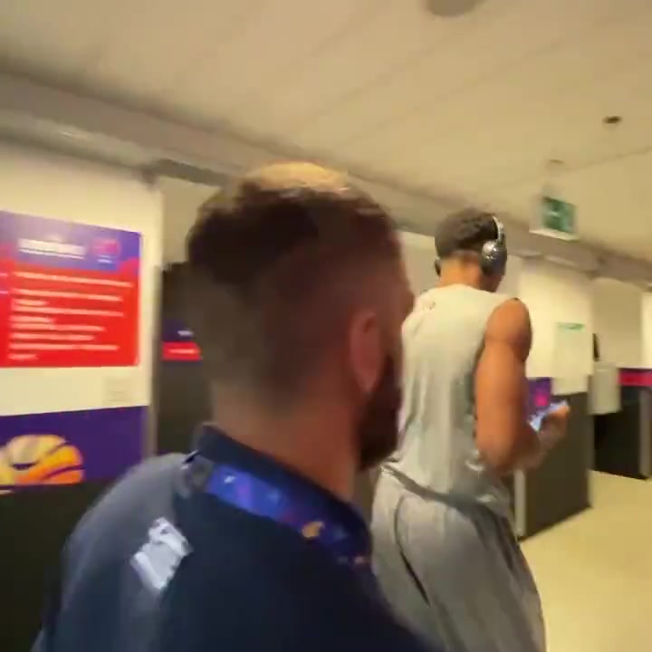 這糟糕的姿勢(shì)名場(chǎng)面字母哥慘遭意大利主教練強(qiáng)吻