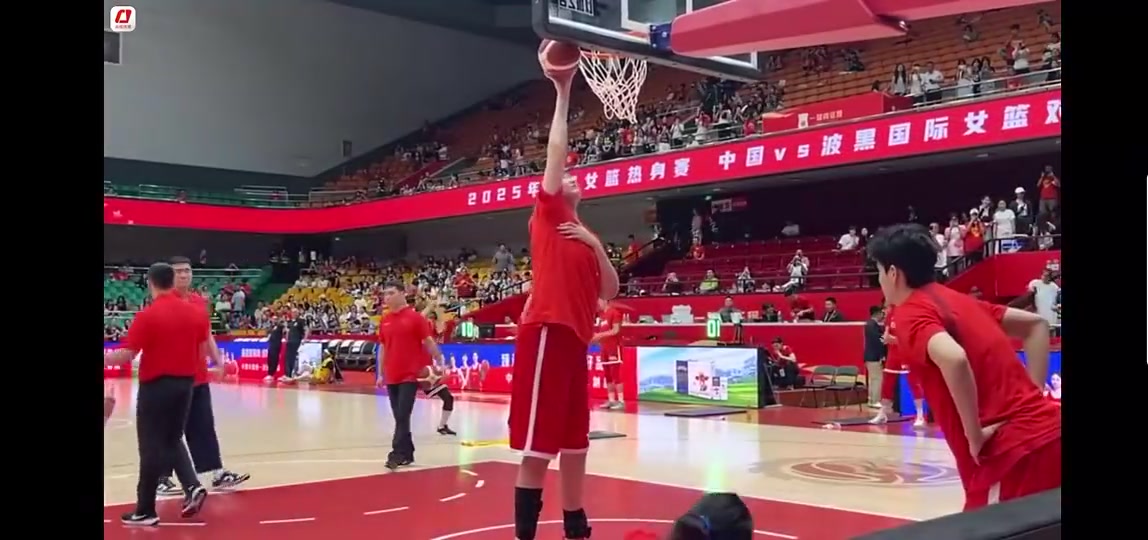 驚人熱身方式全球獨一份2米26女巨人張子宇竟如此離譜熱身