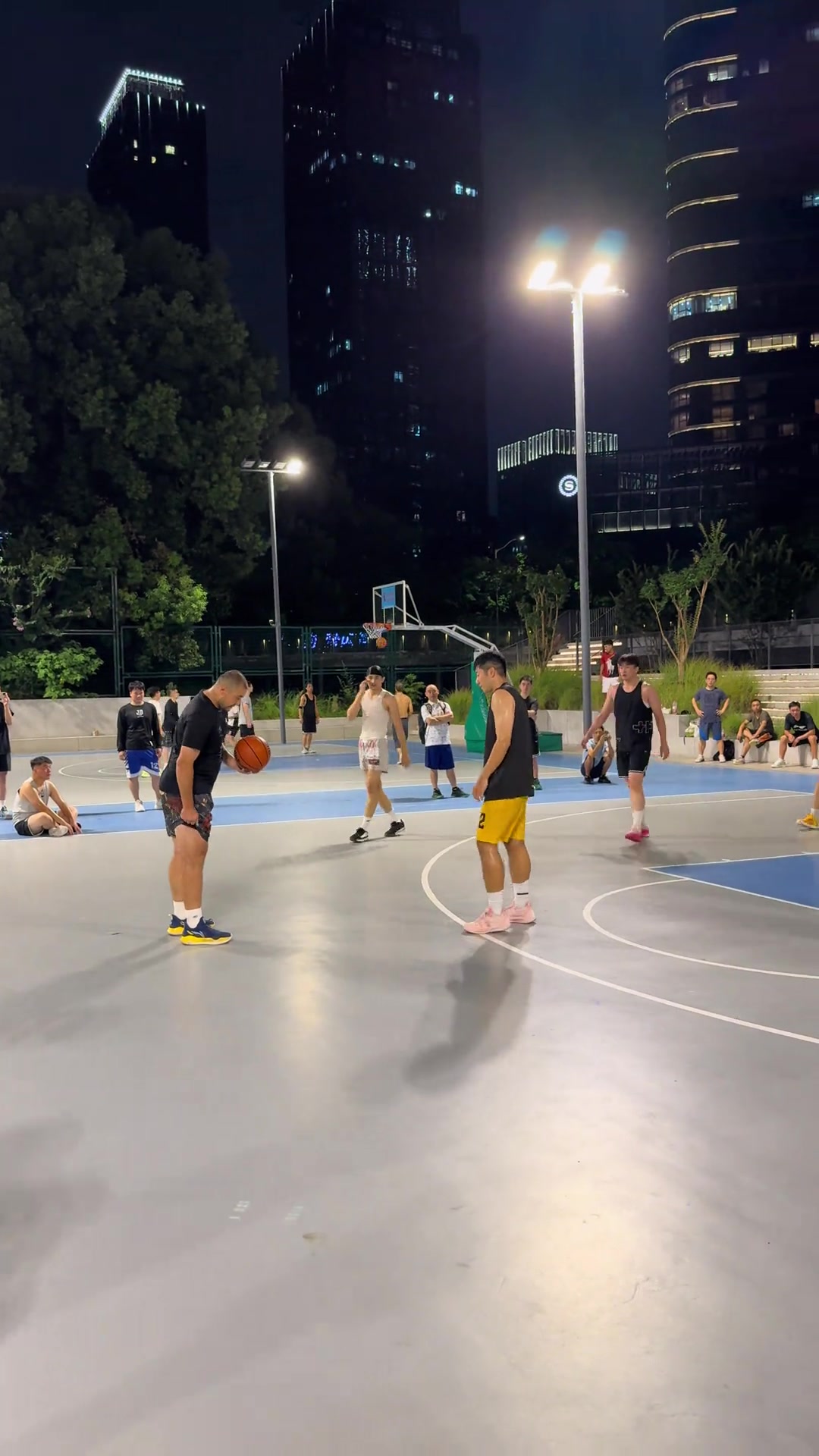 前CBA球員西熱力江現(xiàn)身野球場慢三步上籃結(jié)果被帽了