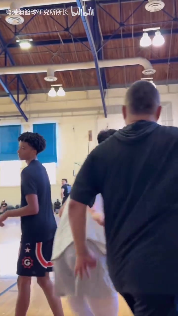 中國(guó)連線楊瀚森郭昊文同場(chǎng)競(jìng)技倆人相互調(diào)侃跑不動(dòng)了