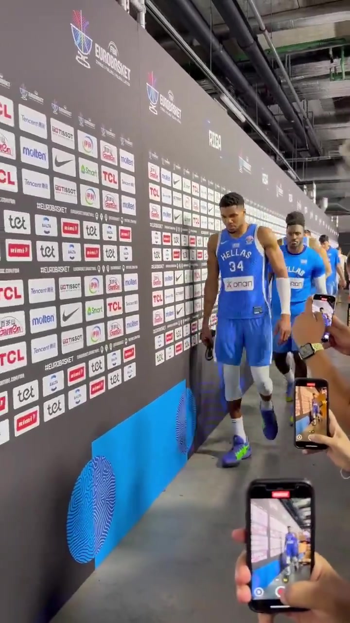 戰(zhàn)斗還沒結(jié)束率隊(duì)晉級(jí)四強(qiáng)后字母哥滿臉嚴(yán)肅離開球場(chǎng)