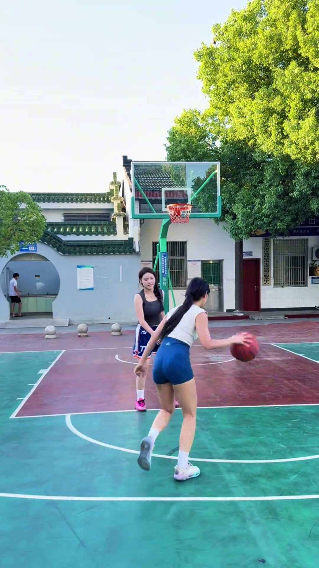 雖然有帶球撞人的嫌疑但不得不說(shuō)小姐姐的背打有點(diǎn)東西