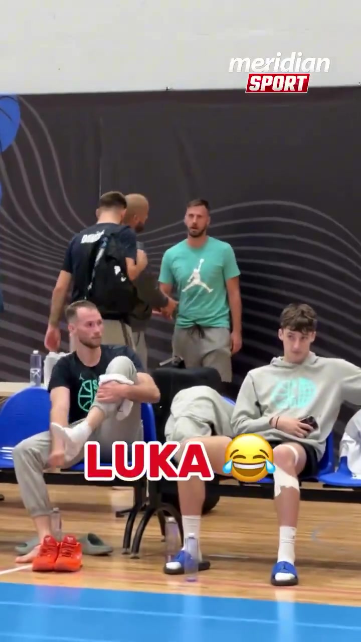 真會(huì)玩啊東契奇直接將教練的褲子給扒下來(lái)了