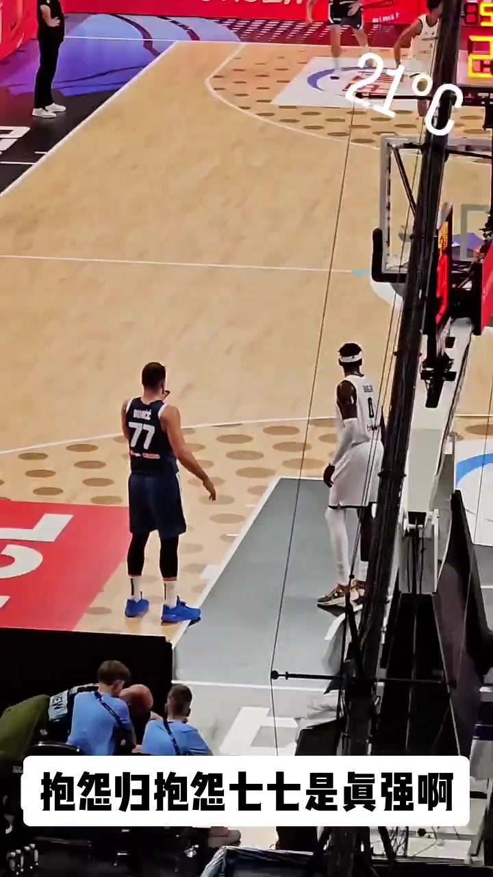 現(xiàn)場(chǎng)網(wǎng)友曬東契奇攤手不滿(mǎn)判罰抱怨歸抱怨 77是真強(qiáng)