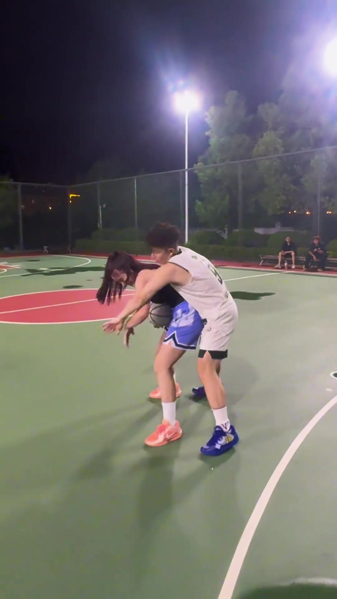 女版詹姆斯小姐姐野球場(chǎng)單挑直接掛著小伙上籃打進(jìn)