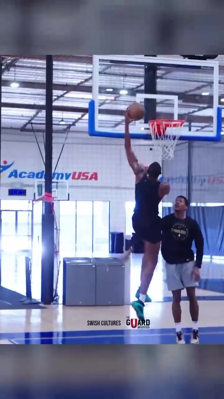 DPOY莫布里上腳哈登8球鞋在球館中一對(duì)一訓(xùn)練