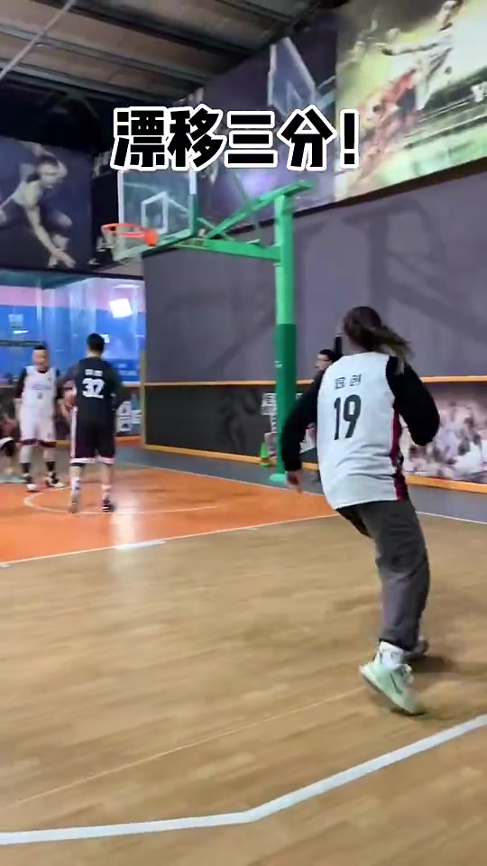 場(chǎng)邊加油聲不斷小姐姐用自己高超球技征服全場(chǎng)男生