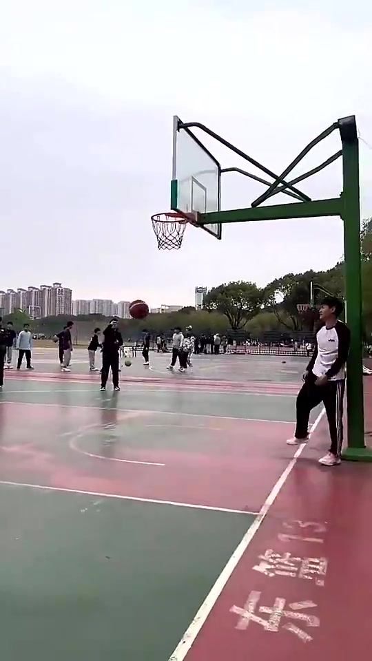 簡(jiǎn)直炸裂哥們你這水平可以去參加CBA扣籃大賽了