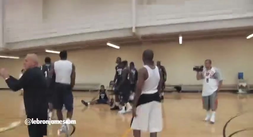 一切都是緣分名場面09年詹姆斯在訓練營指導年輕的庫里哈登