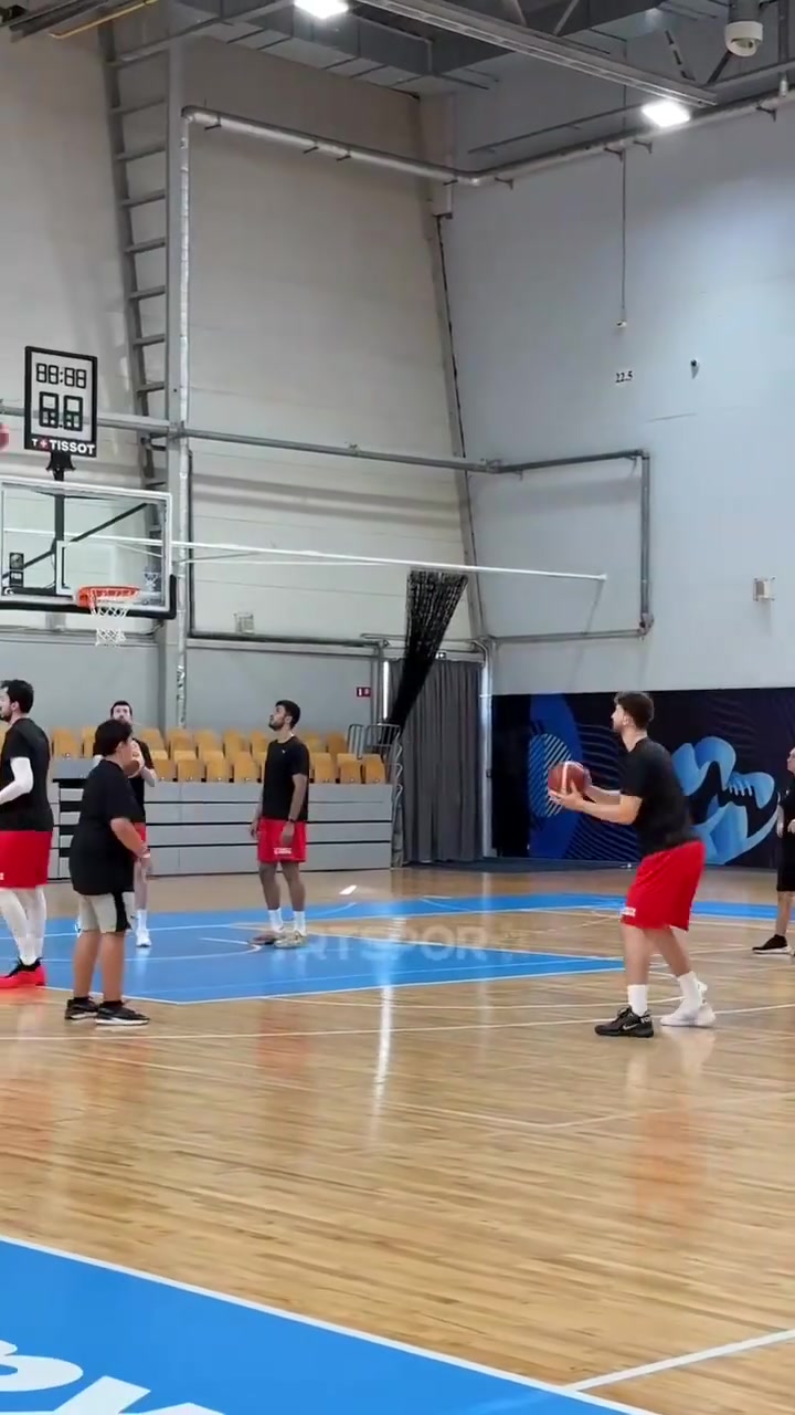 小火龍究極進化申京歐錦賽訓(xùn)練中連續(xù)命中14記三分球