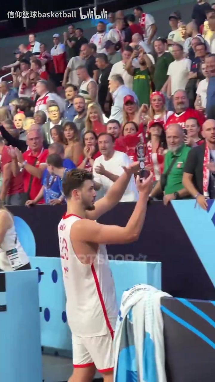 火力旺盛申京此前賽后把最佳球員獎杯給了女朋友