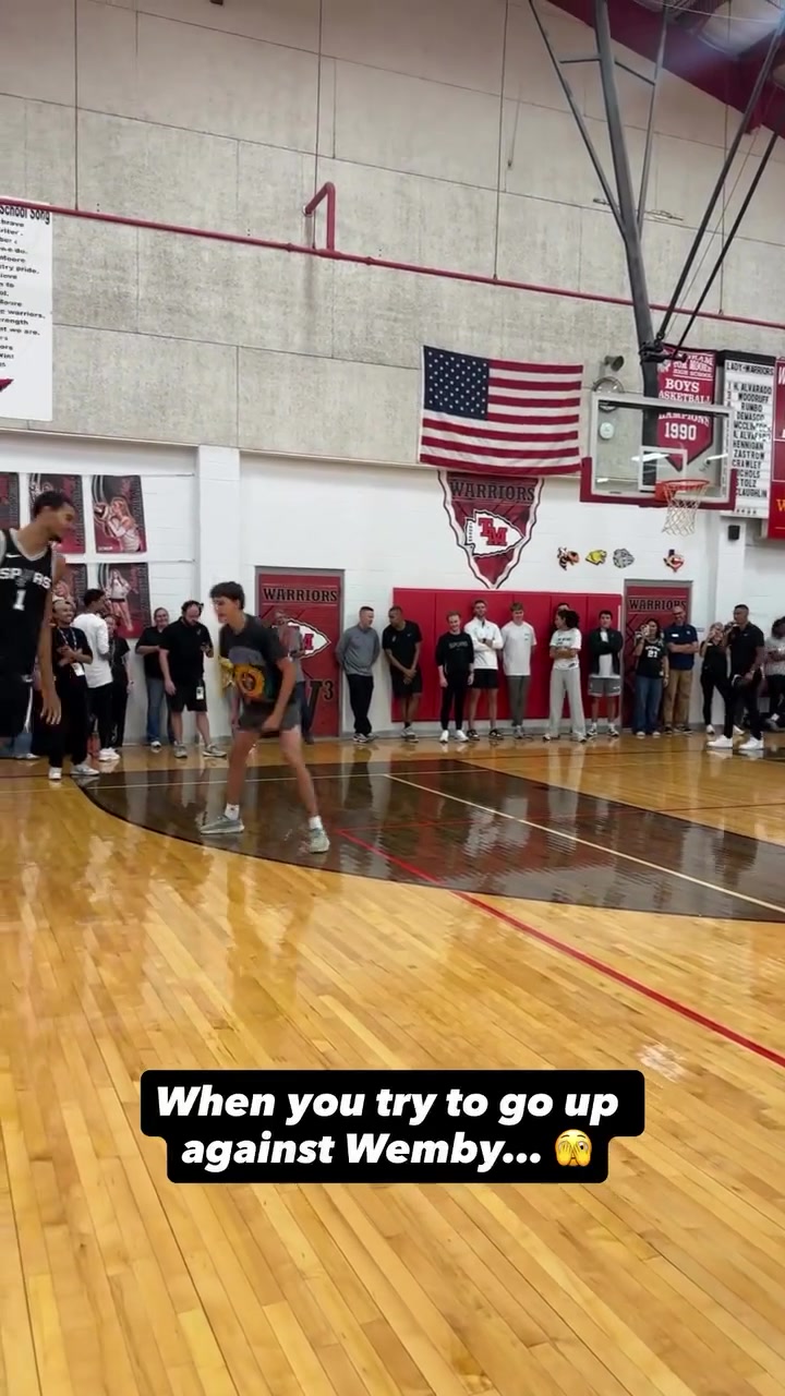 文班出席馬刺隊(duì)的社區(qū)互動(dòng)與球迷交流 看的出來很快樂