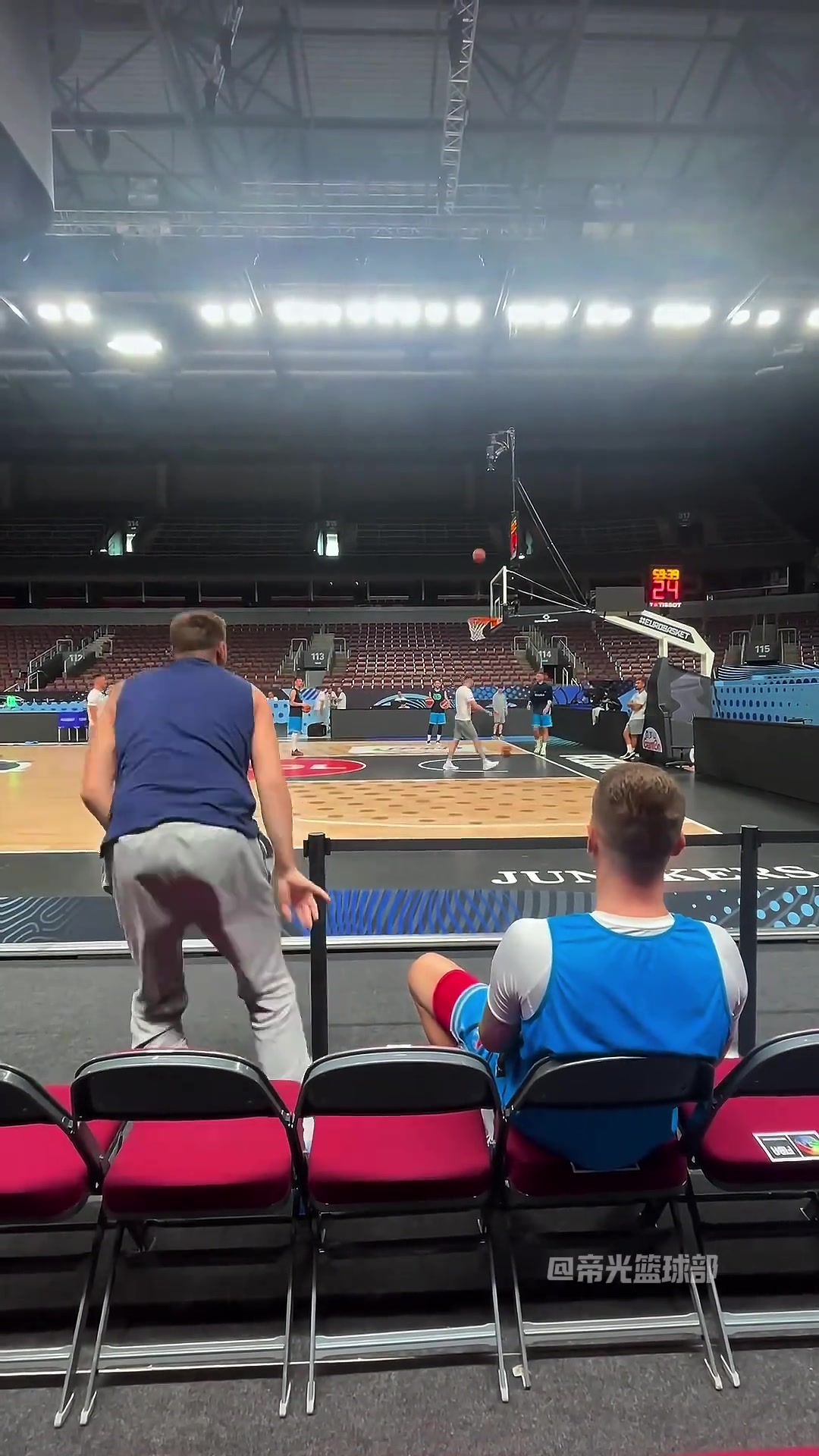 東契奇超遠(yuǎn)坐投?這核心力量強(qiáng)到可怕