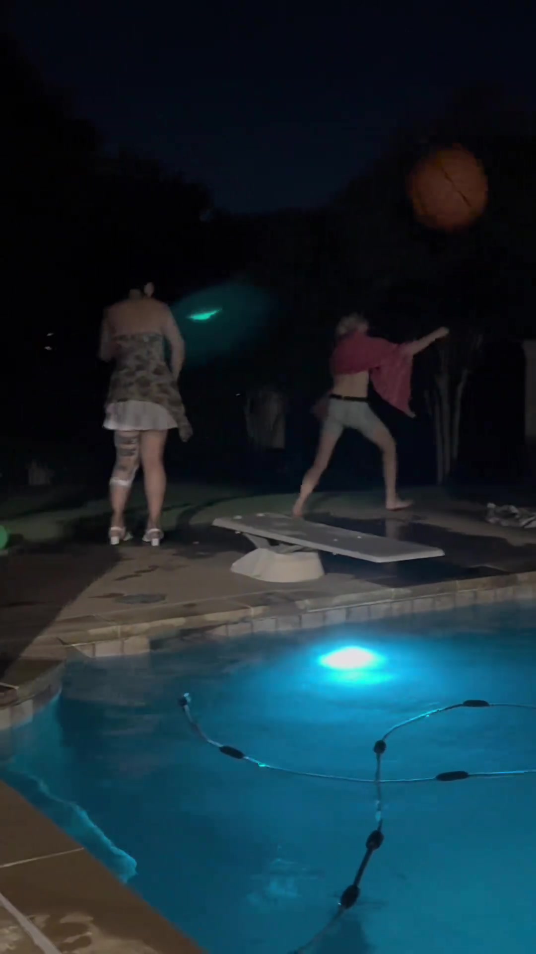 全隊(duì)集體放假李月汝身穿小短裙和佩奇泳池玩球 但還不能下水