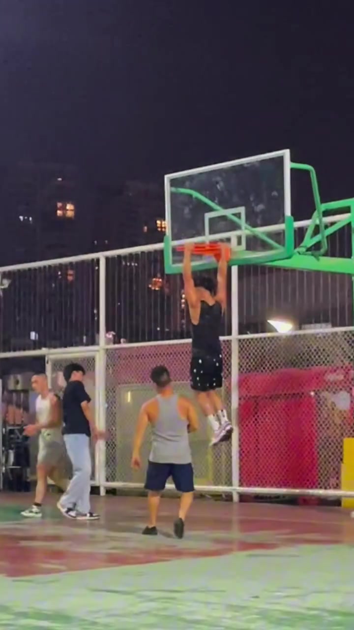 好家伙在野球場有人這樣暴扣你一定會震驚吧