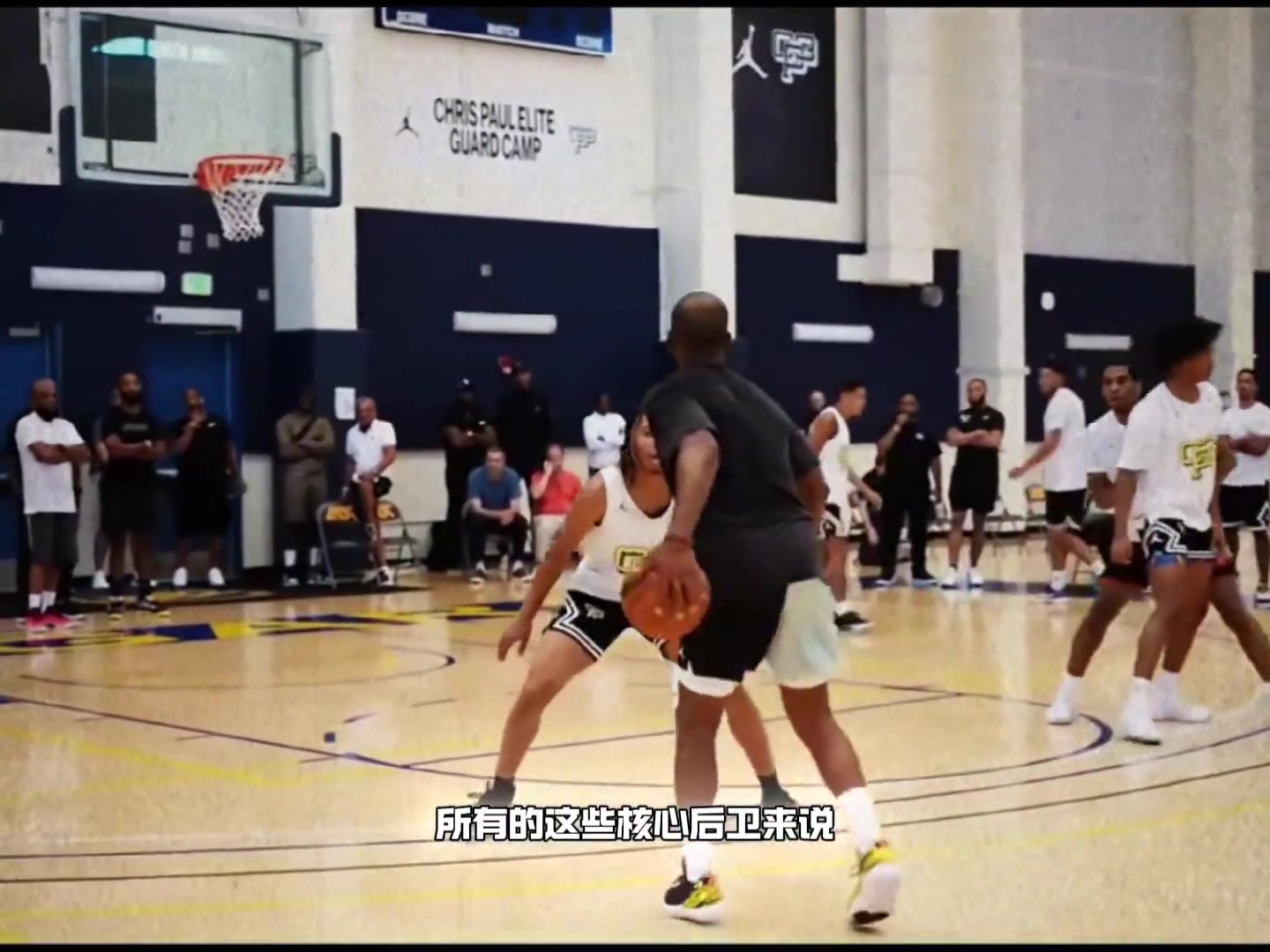 楊毅保羅是最好的核心后衛(wèi)基德納什相比他都有明顯缺點(diǎn)