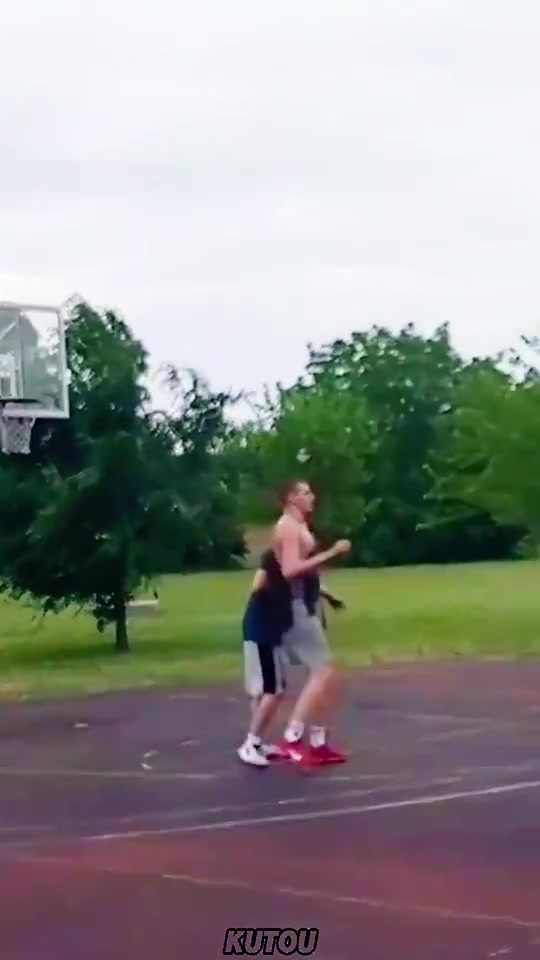 約基奇和村民們打野球 這看著不像打NBA的啊