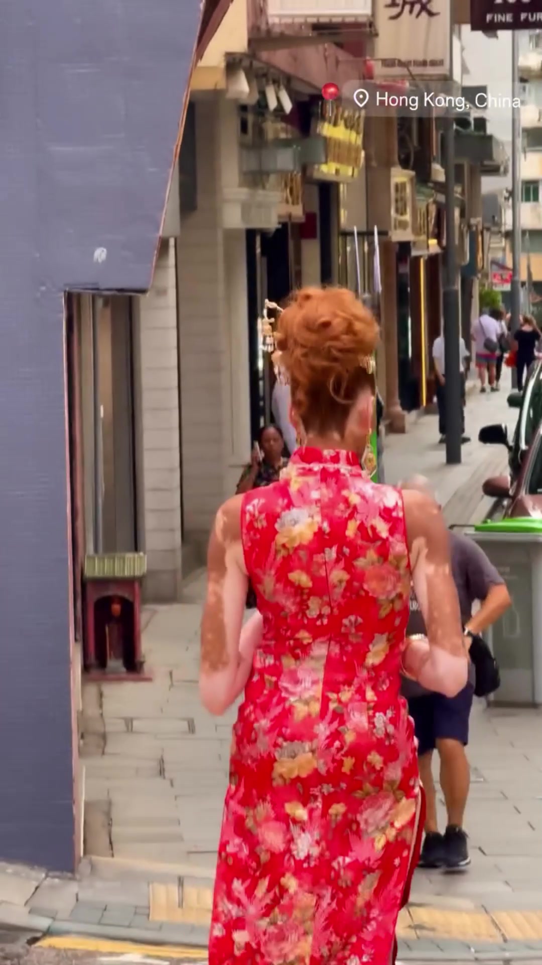 別樣的美庫(kù)茲馬超模未婚妻來香港游玩這身旗袍裝扮如何