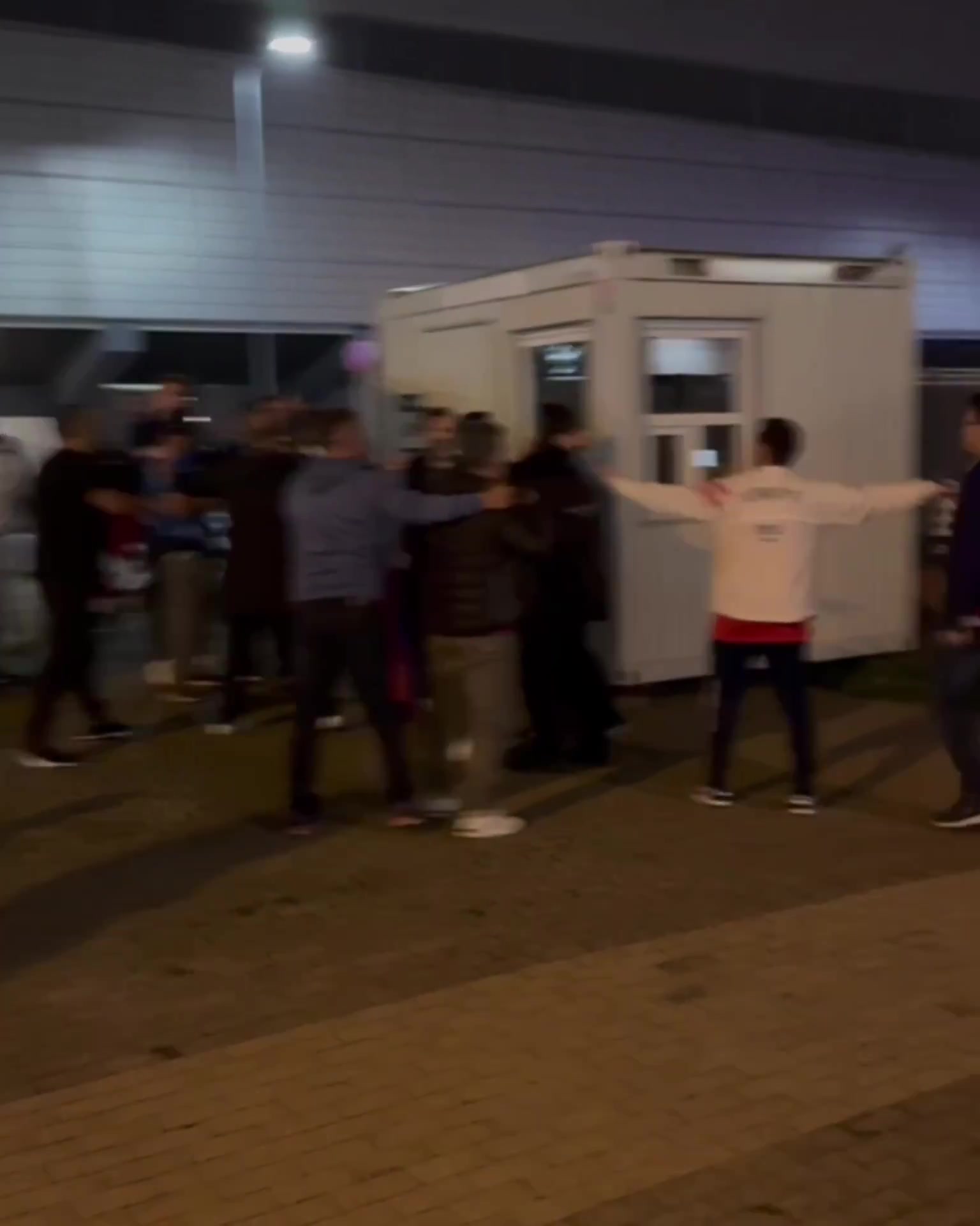 火藥桶?希臘土耳其賽后雙方球迷沖突穿字母哥球衣的很猛啊