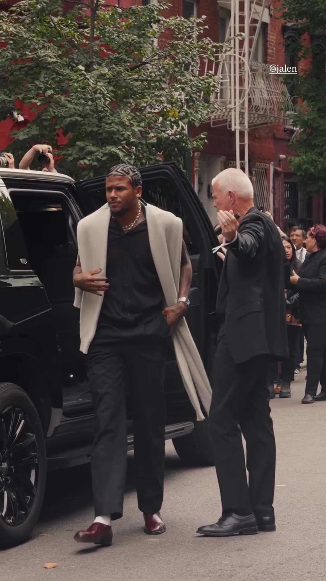 結(jié)果被拍到在街頭爭吵杰倫-格林與40歲女友本去參加時裝周