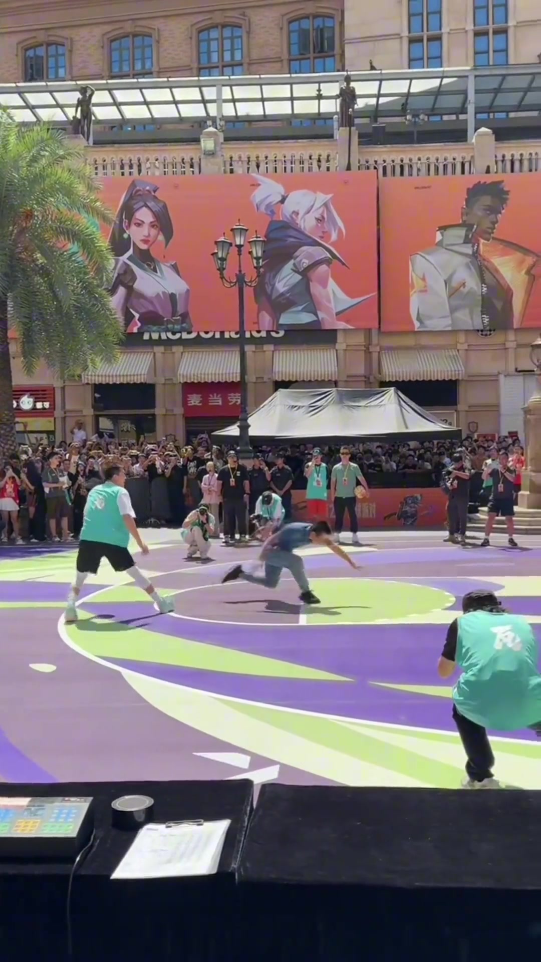 太狠了郭艾倫此前和徐靜雨1v1直接晃得徐靜雨飛出去了...