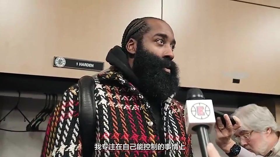 此前小卡3年1.5億續(xù)約哈登還曾表示為小卡續(xù)約感到開心