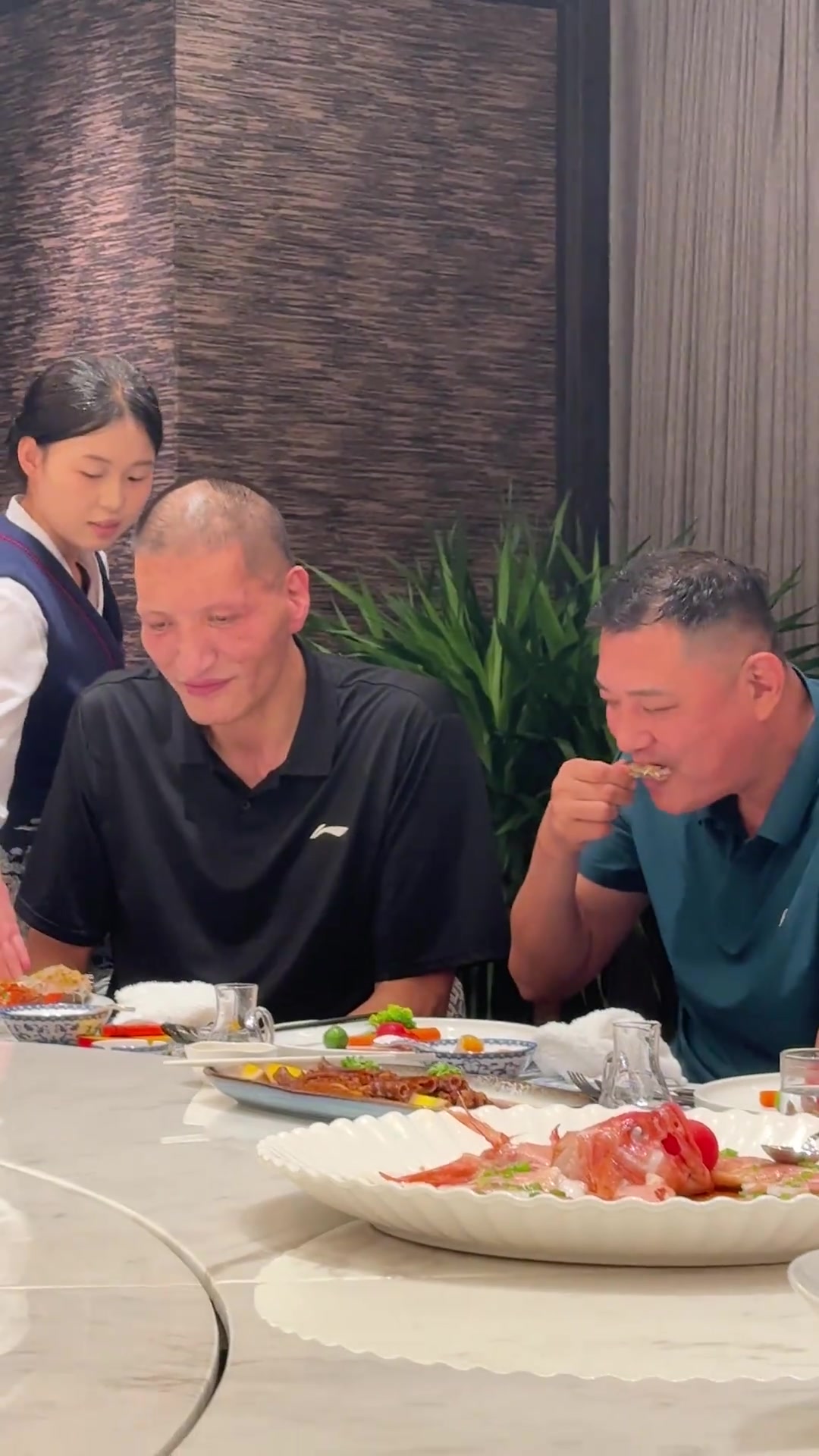 臉都紅了 喝不少哈巴特爾曬蘭州行和逍遙王鞏曉彬一塊聚餐