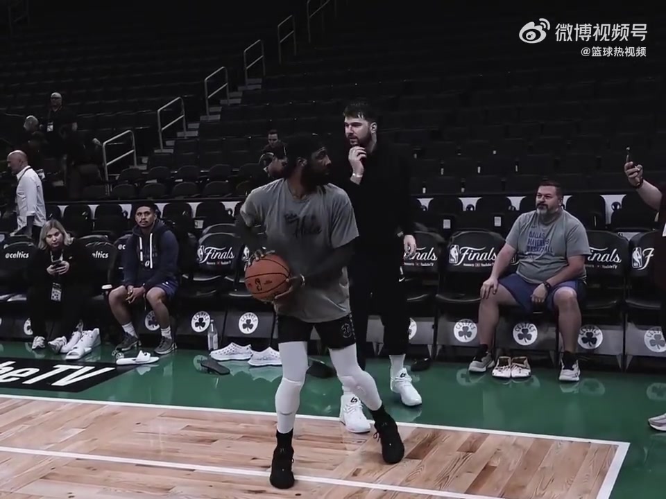 相信神仙的直覺(jué)東契奇想從身后搗亂破壞歐文投籃瞬間被識(shí)破