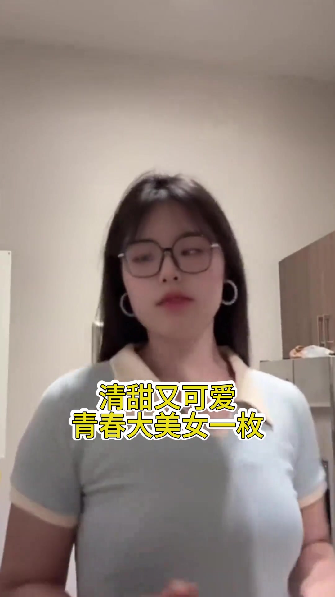 真漂亮李月汝身穿吊帶裙亮相與隊友玩紙牌高貴又隨性