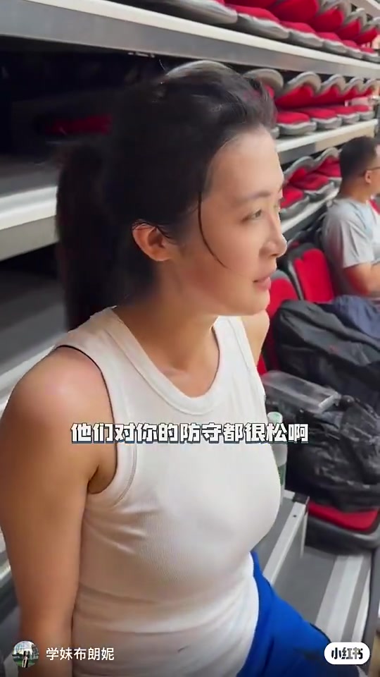 小姐姐這空位三分投的挺準呀小伙們怎么都不防啊