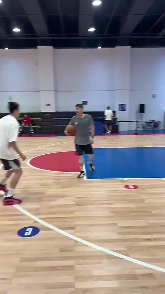 有效果嗎去年夏天哈登和胡明軒兩個左撇子一起進(jìn)行訓(xùn)練