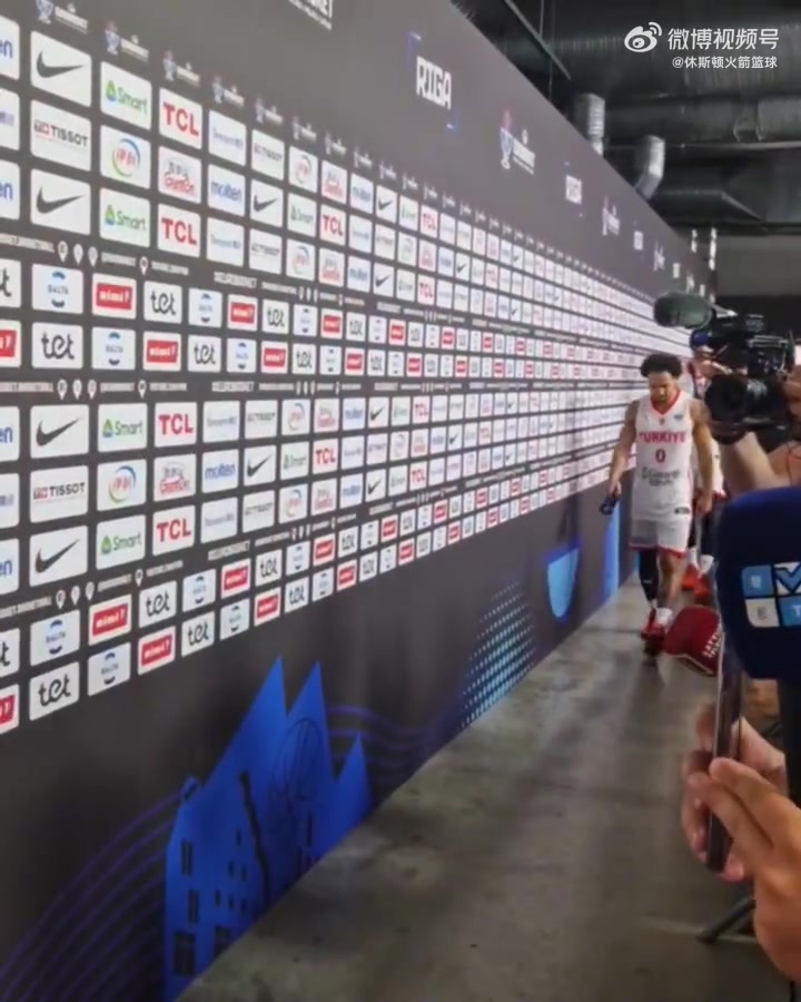 對(duì)亞軍很失望申京賽后低頭落寞走過(guò)采訪區(qū)一言不發(fā)