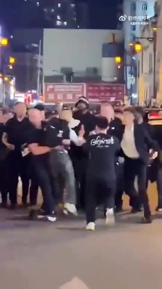 歐文去年在沈陽(yáng)大街上散步有個(gè)瘋狂球迷沖上來被保安集體攔下