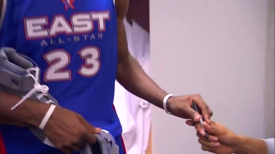 當(dāng)年也是小迷弟詹姆斯首次進(jìn)全明星時讓隊友在鞋子上簽名留念 當(dāng)年也是小迷弟詹姆斯首次進(jìn)全明星時讓隊友在鞋子上簽名留念