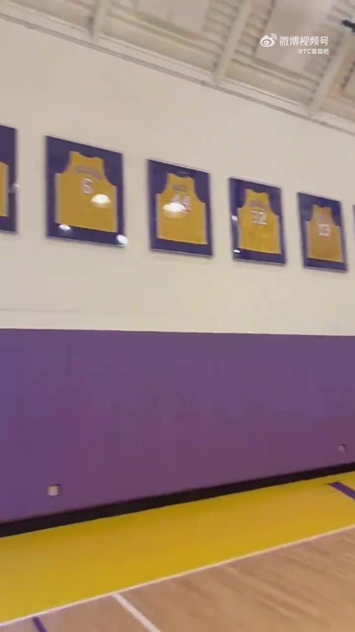 周琦替補(bǔ)VS美國(guó)周琦切特與哈騰今天在湖人的訓(xùn)練館里打單挑