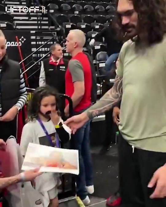 他真的我哭死小球迷此前拿出追夢(mèng)踢蛋照亞當(dāng)斯竟照簽不誤