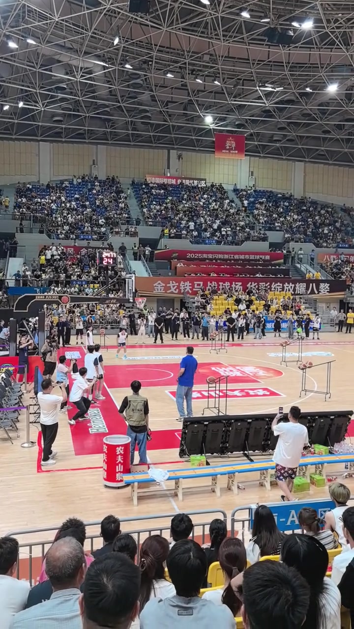 戰(zhàn)神真不是吹的劉玉棟浙BA中場活動(dòng)穿牛仔褲沒熱身三分10中10