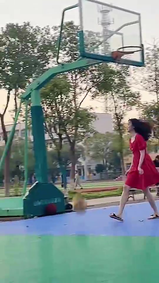 看起來玩得很開心啊小姐姐穿著裙子拖鞋和一群小男孩打球