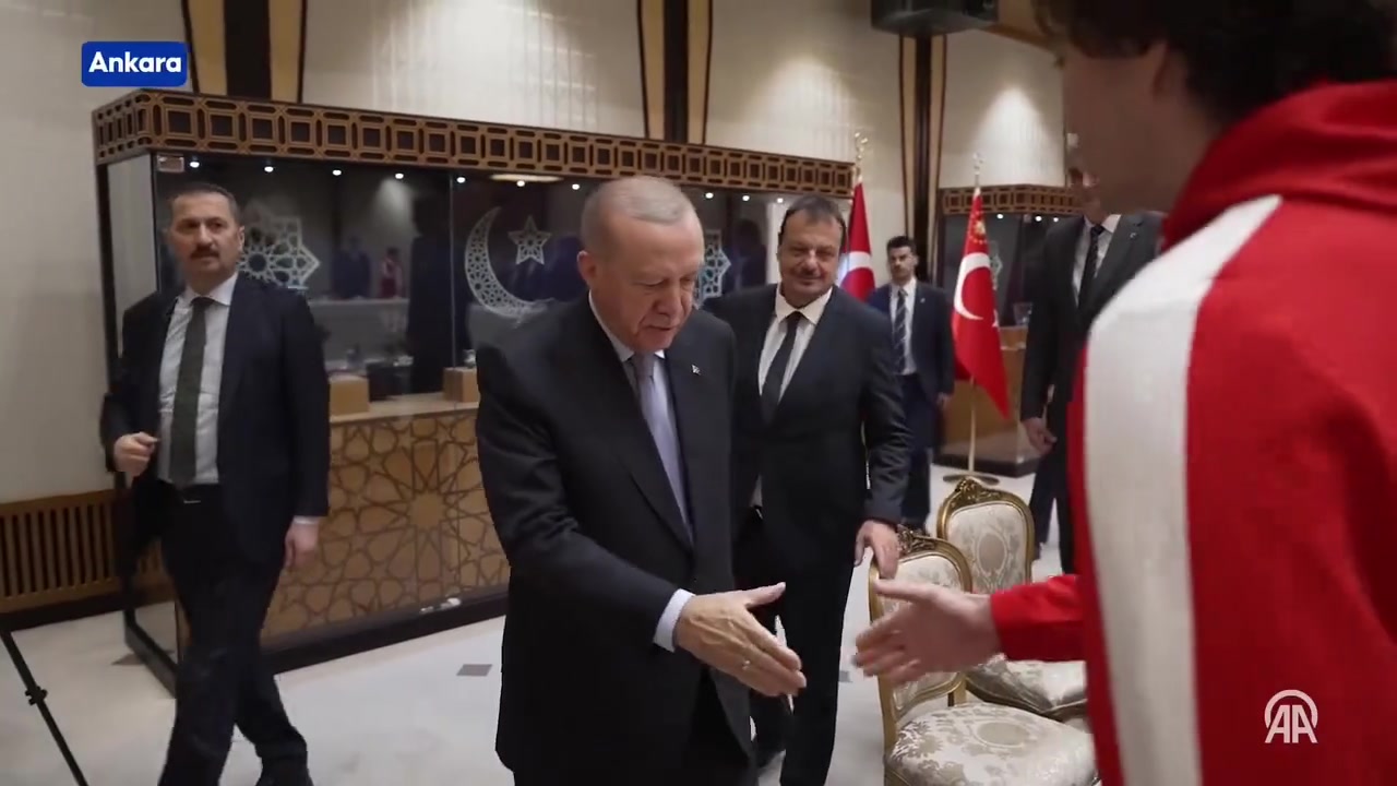 歐錦賽亞軍土耳其總統(tǒng)埃爾多安接見土耳其男籃全體成員