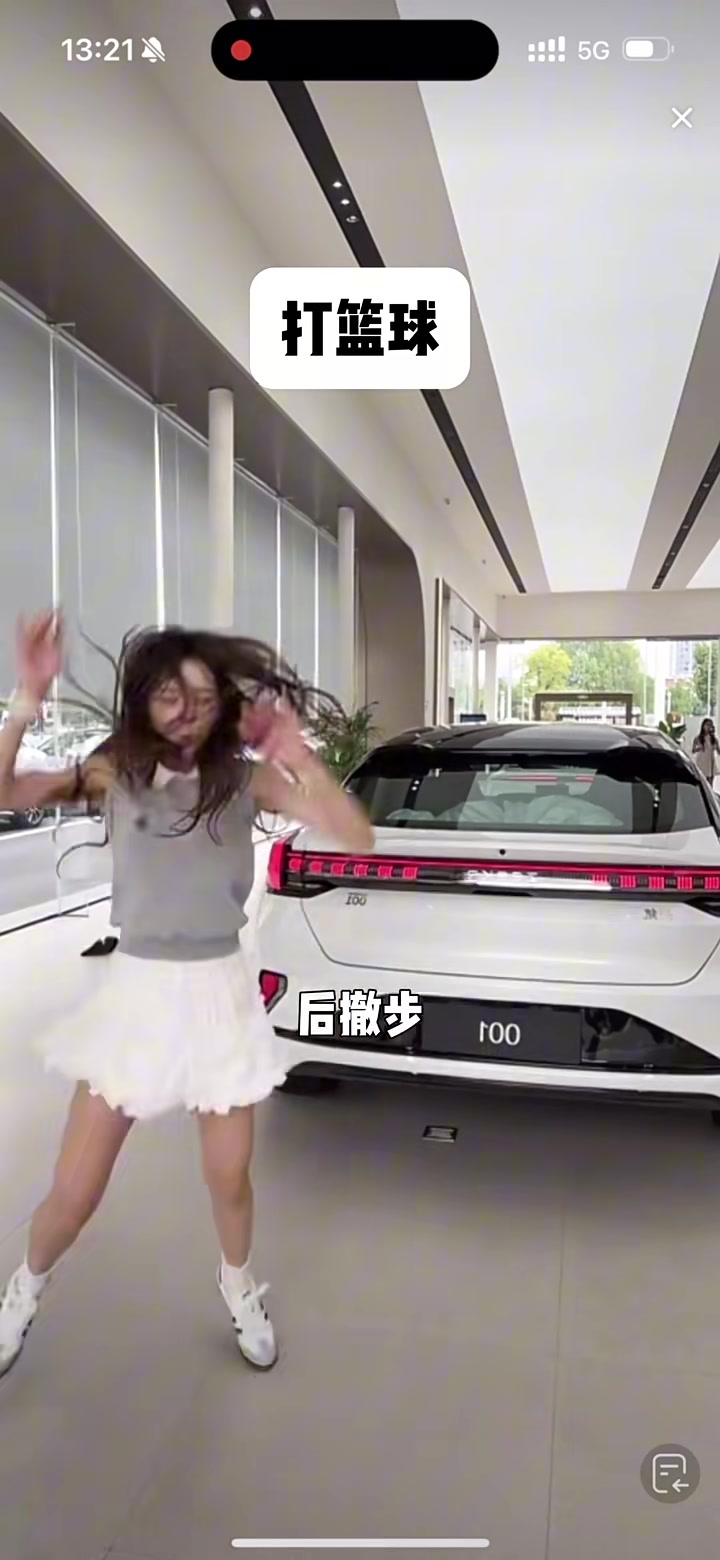 現(xiàn)在沒點籃球才藝都沒法去賣車啦