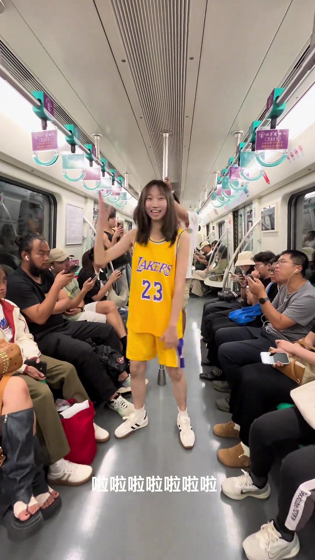 妹子你穿著老詹的球衣唱著庫(kù)里之歌在人群之中社牛死了