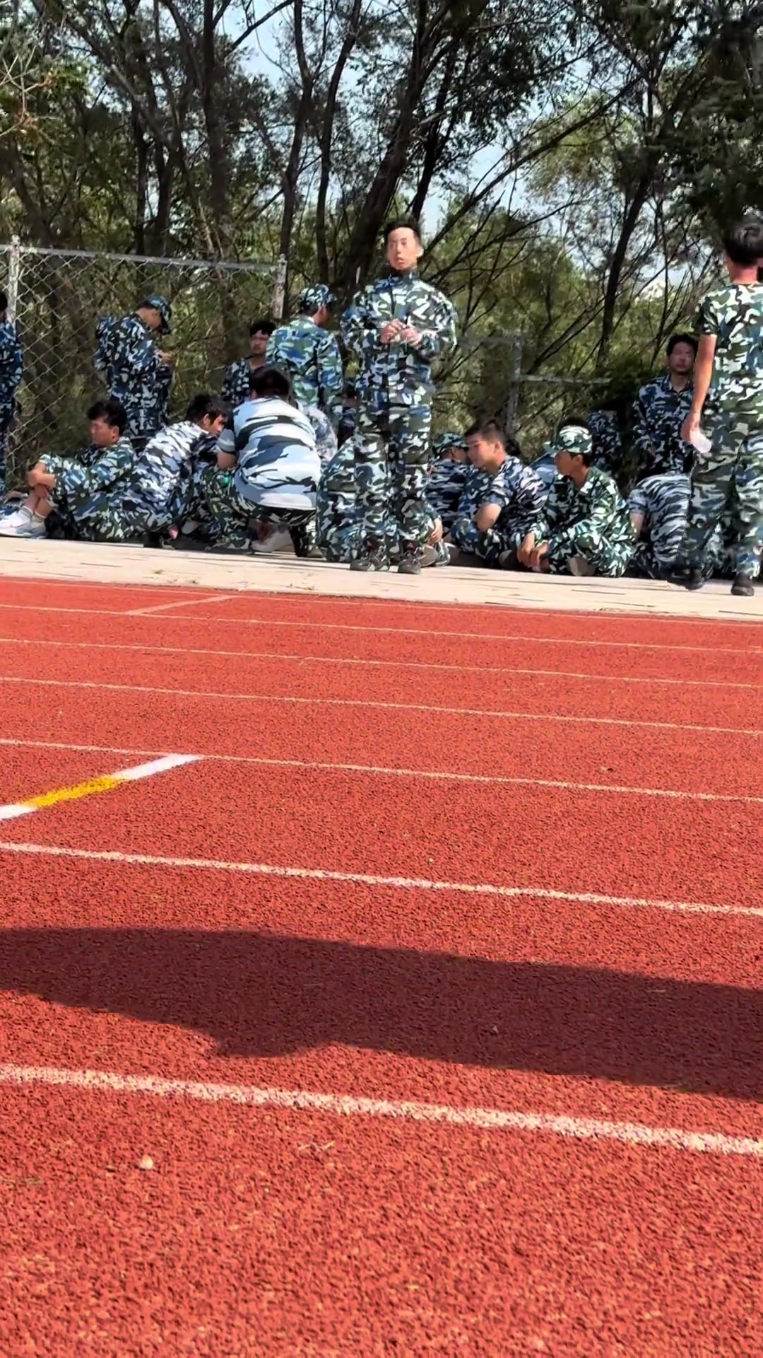 哈哈哈哈這個(gè)真跟我兄弟一模一樣老是喜歡做這些動(dòng)作