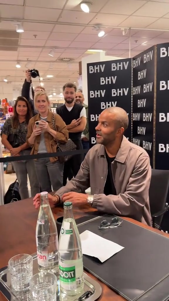 女球迷拿湖人球衣給帕克簽名 帕克沒哭小妹妹先哭了