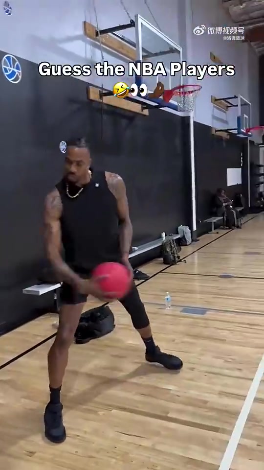 小黑子魔獸曾模仿詹姆斯動(dòng)作配文猜猜是哪個(gè)NBA球星