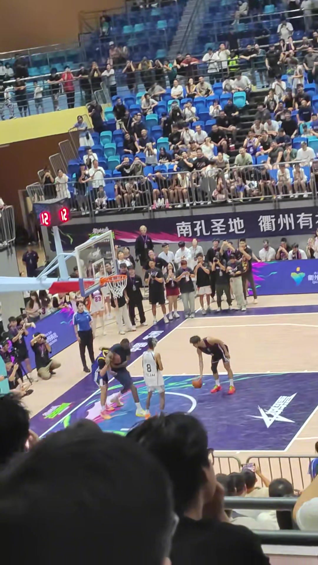 笑死程鑫凱穿了件普爾球衣追夢直接對其上演鎖喉