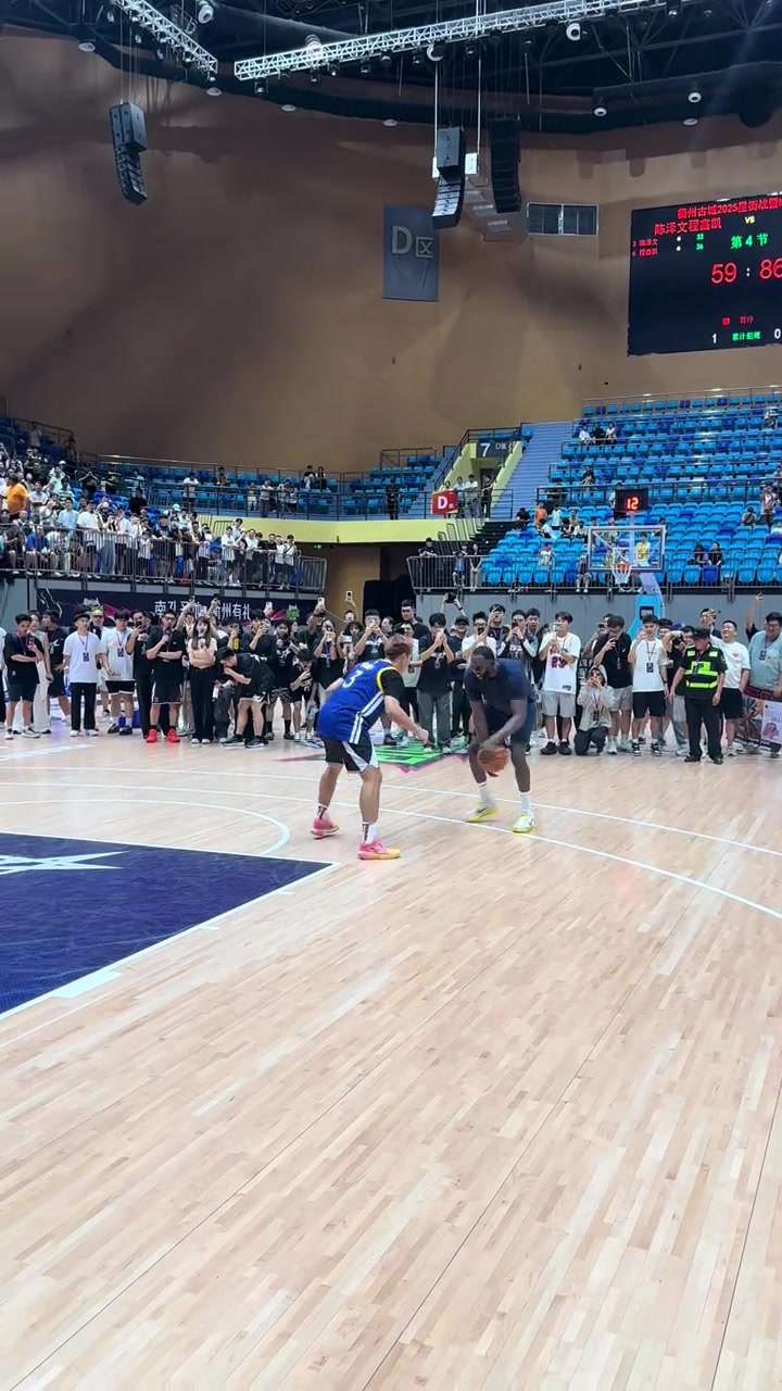 好慘程鑫凱身穿普爾球衣被追夢(mèng)無(wú)情碾壓得分隨后還被鎖喉