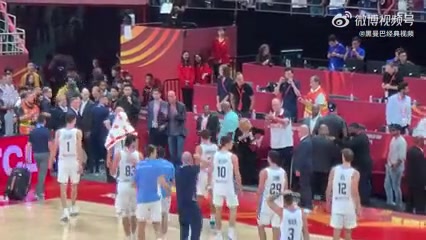 名場(chǎng)面科比19年世界杯場(chǎng)邊觀戰(zhàn)阿根廷球員紛紛過(guò)來(lái)握手