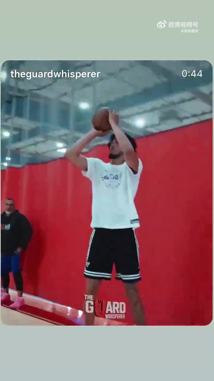 真能練出來嗎湖人中鋒海斯休賽期苦練外線投籃試圖開發(fā)三分