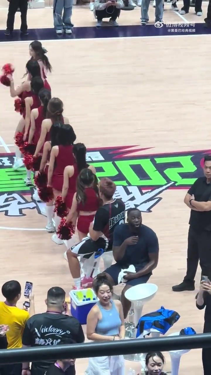 身旁有啦啦隊(duì)美女熱舞追夢(mèng)卻不為所動(dòng)和身后觀眾battle